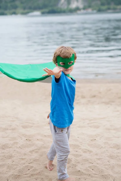 Glückliches Kind Superheldenkostüm Beim Spielen Strand — Stockfoto