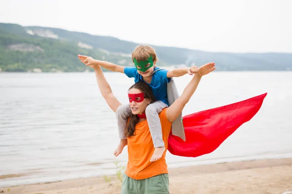Niño Madre Jugando Superhéroe Juntos Divertirse Aire Libre Concepto Familia —  Fotos de Stock
