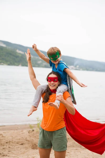 Niño Madre Jugando Superhéroe Juntos Divertirse Aire Libre Concepto Familia —  Fotos de Stock