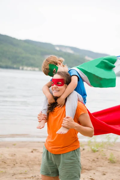 Kind Und Mutter Spielen Zusammen Superhelden Und Haben Spaß Freien — Stockfoto