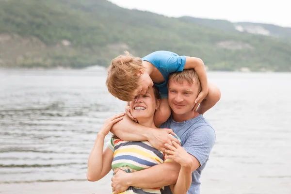 Glückliche Familienmutter Vater Und Kleiner Sohn Die Sommer Spaß Freien — Stockfoto