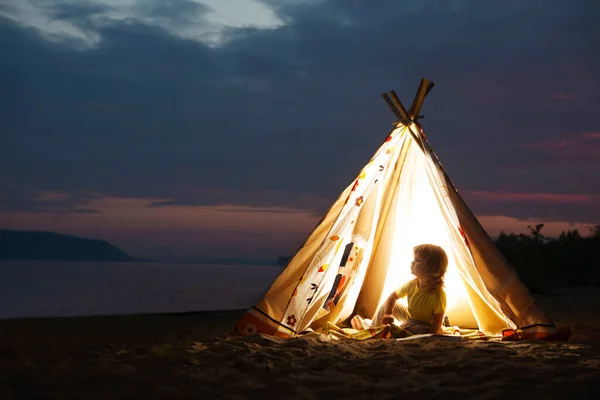 Happy Child Play Tent Evening River Ban — Stock Photo, Image