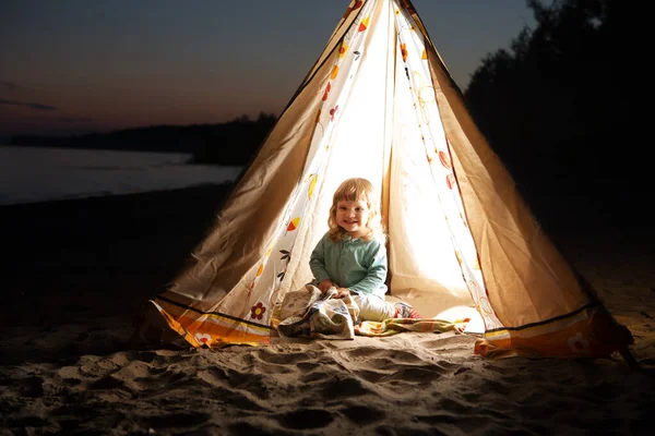 Happy Child Play Tent Evening River Ban — Stock Photo, Image