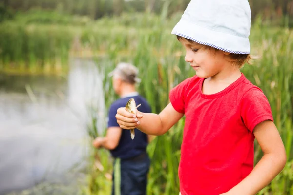 Nonno Nipote Con Canne Pesca Sull Ormeggio Del Fiume Concetto — Foto Stock