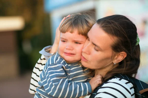 Weint Das Kind Auf Händen Bei Der Mutter Auf Dem — Stockfoto