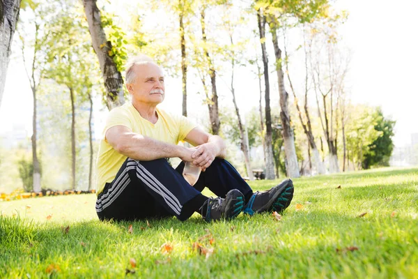 Hombre Mayor Está Haciendo Deporte Aire Libre Solo Actividades Aire —  Fotos de Stock