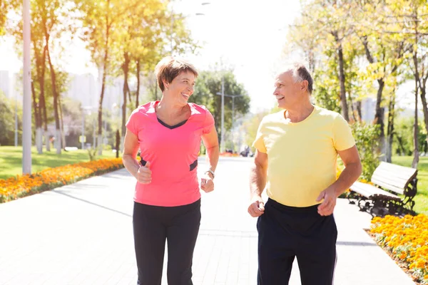 Feliz Pareja Ancianos Mayores Haciendo Deporte Aire Libre Trotando Parque —  Fotos de Stock