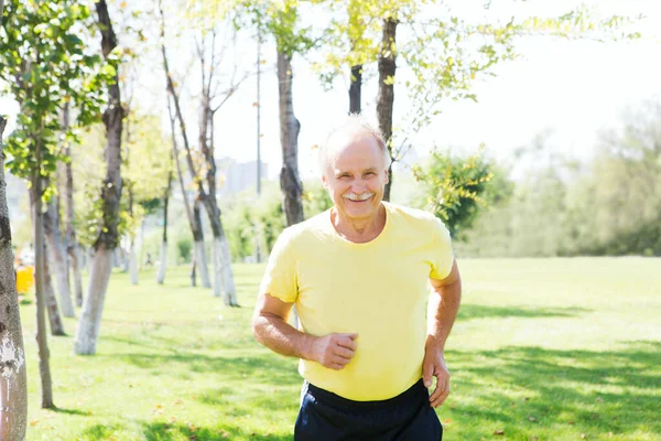 Hombre Mayor Corriendo Parque Por Mañana Concepto Estilo Vida Saludable —  Fotos de Stock
