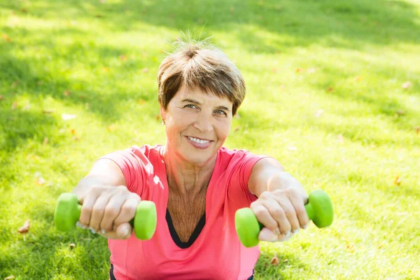 Äldre Kvinna Motionerar Utomhus Friluftsaktiviteter Sociala Skillnader — Stockfoto