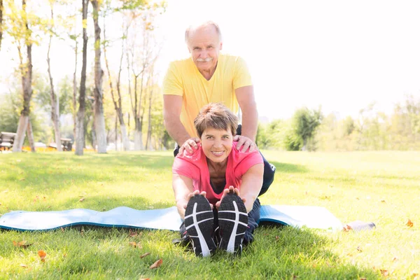 Feliz Pareja Ancianos Mayores Está Haciendo Deporte Aire Libre Concepto —  Fotos de Stock