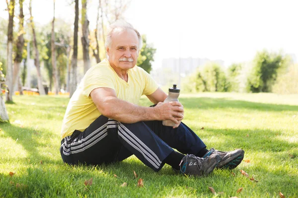 Atletisk Senior Sportkläder Sitter Gräs Park Efter Träningen Friluftsaktiviteter — Stockfoto