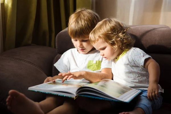 Netter Junge Und Seine Kleine Schwester Lesen Hause Zusammen Ein — Stockfoto