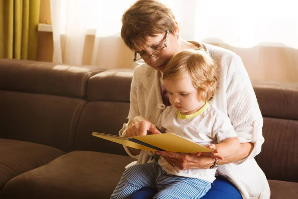 Mormor Läser Saga För Sitt Barnbarn Familjeläsning — Stockfoto