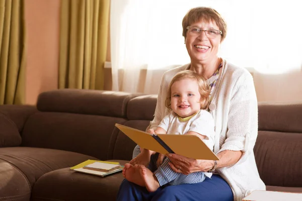 Grandmother Reading Tale Her Baby Granddaughter Family Reading Leisure — Stock Photo, Image