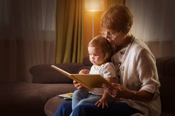 Grandmother Reading Tale Her Baby Granddaughter Family Reading Leisure — Stock Photo, Image