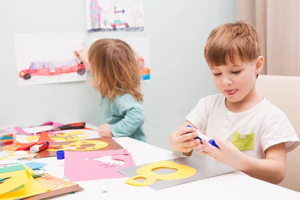 Barn Leker Kreativitet Och Ritar Vid Bordet Hemmet Den Lyckliga — Stockfoto