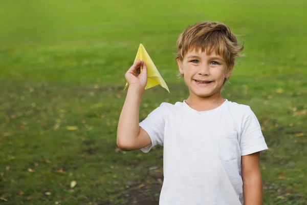 Chlapeček Hrající Papírem Letadlo Venku — Stock fotografie