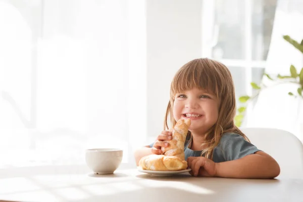 Joyeux Enfant Girll Manger Croissant Boire Thé Dans Cuisine Blanche — Photo