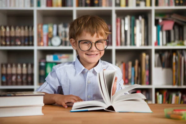 Barnegutt Studerer Hjemme Hjemmeundervisning Fjernt Læring Skolegutt Leser Bok Ved – stockfoto