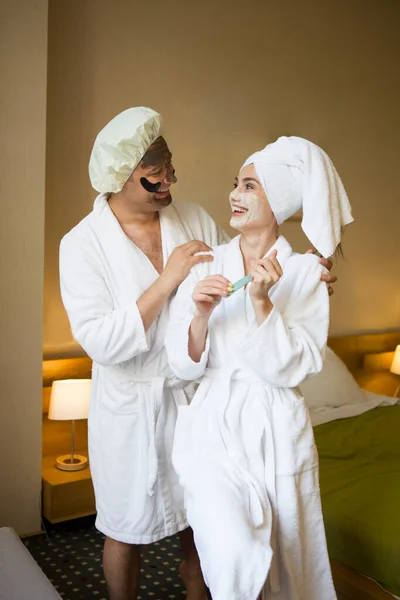 Couple Dans Des Robes Chambre Blanches Avec Des Patchs Pour — Photo
