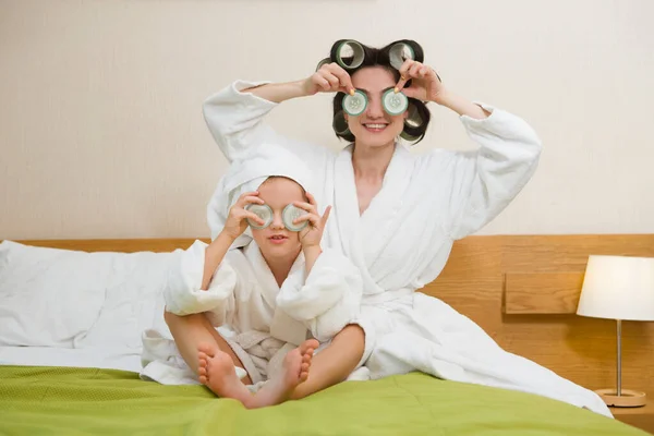 Mam Dochter Witte Badjassen Met Krulspelden Hun Haar Met Behulp — Stockfoto