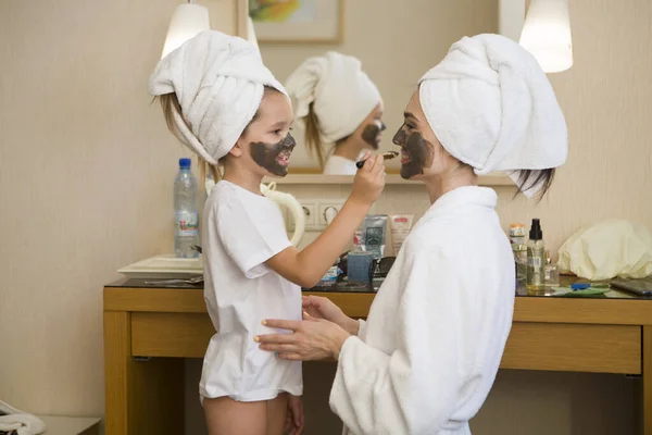 Maman Fille Font Masque Facial Argile Maison Leurs Cheveux Sont — Photo