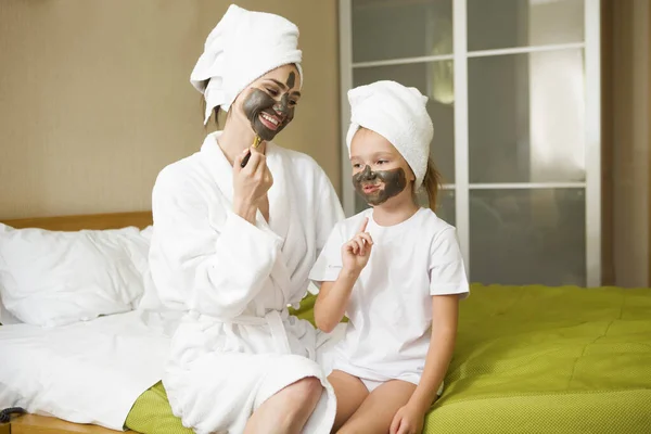 Mamá Hija Haciendo Mascarilla Facial Barro Casa Cabello Está Envuelto — Foto de Stock