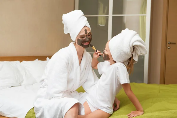 Mamá Hija Haciendo Mascarilla Facial Barro Casa Cabello Está Envuelto — Foto de Stock