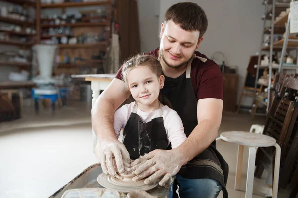 Insegnante Uomo Bambina Pupilla Ceramica Papà Piccola Figlia Divertono Loro — Foto Stock