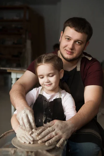 Insegnante Uomo Bambina Pupilla Ceramica Papà Piccola Figlia Divertono Loro — Foto Stock