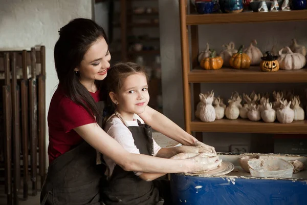 Mor Och Barn Dotter Att Göra Keramiska Potten Keramik Hjul — Stockfoto