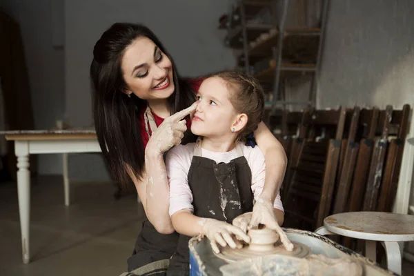 Mother Child Daughter Making Ceramic Pot Pottery Wheel Workshop — Stock Photo, Image