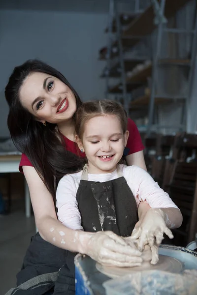 Madre Figlia Che Fanno Pentola Ceramica Sulla Ruota Ceramica Officina — Foto Stock