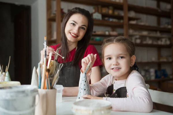 Barn Flicka Med Mor Keramik Verkstad Målning Keramik — Stockfoto