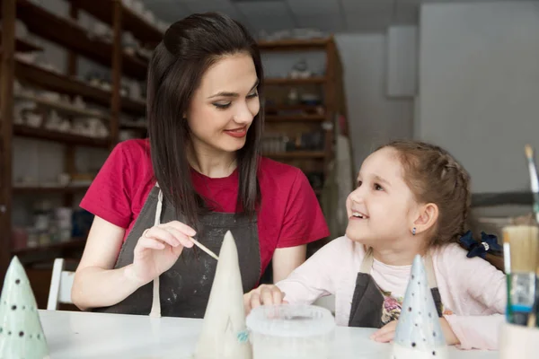 Bambino Ragazza Con Madre Ceramica Laboratorio Pittura Ceramica — Foto Stock