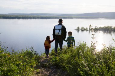  Babam ve iki çocuğum nehrin kenarında. Sosyal Mesafe. Karantina sona erdi. Dijital detoks. Konaklamalar, hiper-yerel seyahat, aile gezisi, kaçış, doğal çevre