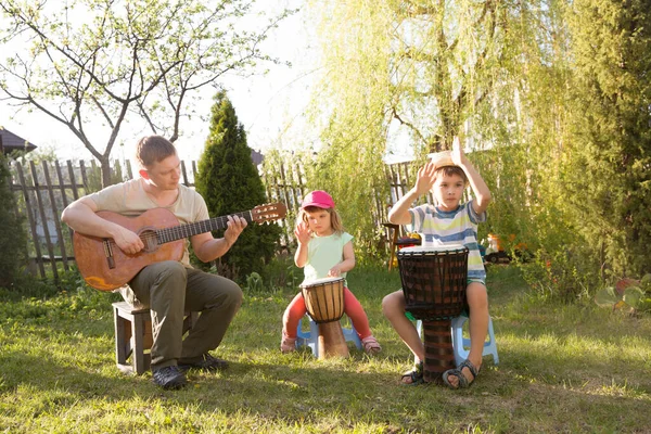 Feliz Padre Familia Dos Niños Divirtiéndose Con Instrumentos Musicales Juntos — Foto de Stock