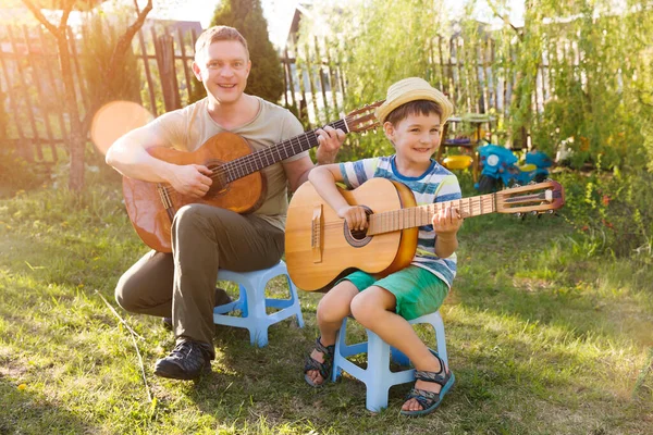 Glückliche Familienväter Und Söhne Die Gemeinsam Freien Spaß Musikinstrumenten Haben — Stockfoto