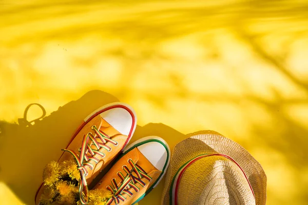 Yellow Sneakers Straw Hat Background Shadows Trees Copy Space End — Stock Photo, Image