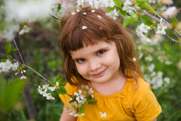 Dítě Dívka Venku Krásné Jarní Zahradě Dítě Třešňovou Zahradou Léto — Stock fotografie