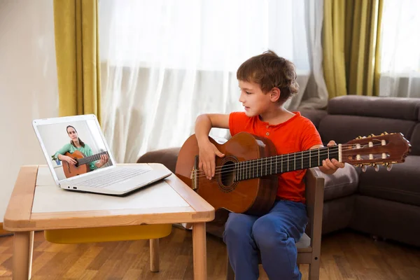 Niño Tocando Guitarra Viendo Lecciones Línea Ordenador Portátil Mientras Practica — Foto de Stock