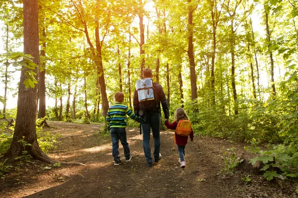 Father Two Kids Backpack Hiking Forest Social Distancing Digital Detox — Stock Photo, Image