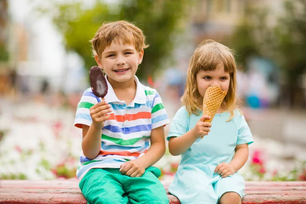 Милые Счастливые Дети Едят Мороженое Открытом Воздухе Концепция Детства — стоковое фото