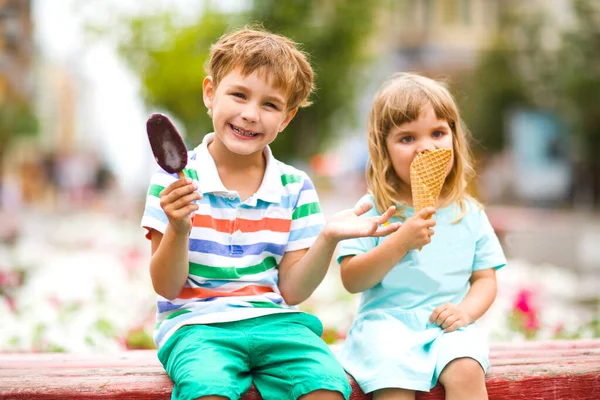 Miúdos Bonitos Felizes Comer Gelado Livre Conceito Infância — Fotografia de Stock