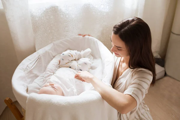 Pequeno Bebê Deitado Berço Jovem Mãe Senta Sobre Isso Família — Fotografia de Stock