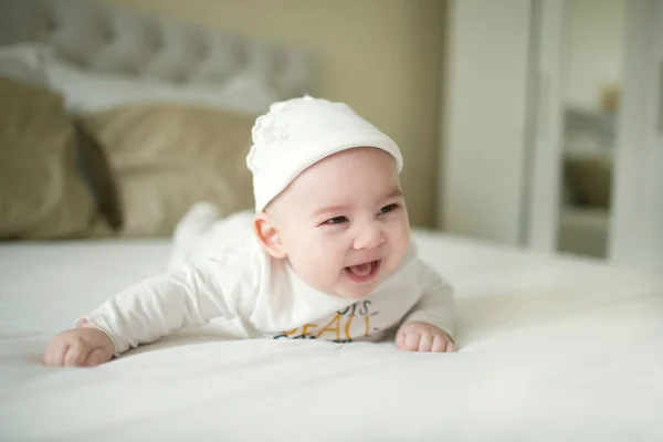 Pequeno Bebê Deitado Cama — Fotografia de Stock