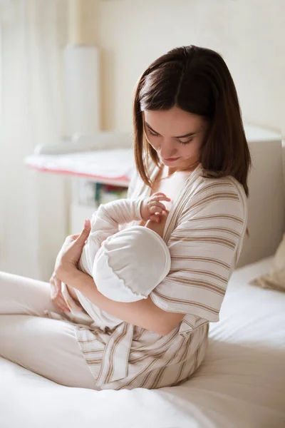 Feliz Sorrindo Jovem Mãe Brincando Com Ela Com Bebê Recém — Fotografia de Stock