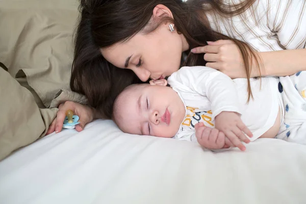 Feliz Sorrindo Jovem Mãe Brincando Com Ela Com Bebê Recém — Fotografia de Stock