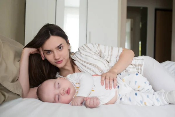 Feliz Sorrindo Jovem Mãe Brincando Com Ela Com Bebê Recém — Fotografia de Stock