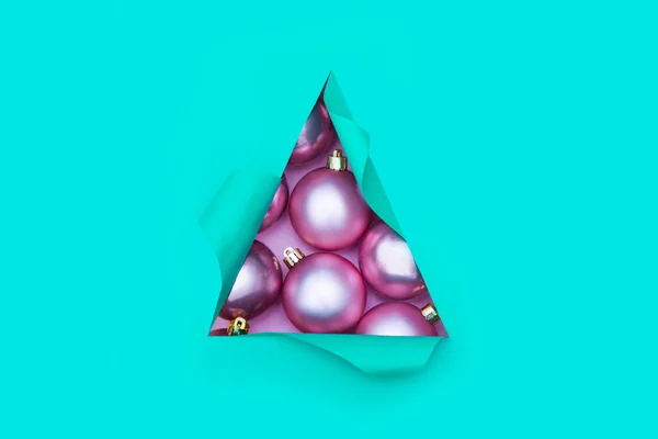 Xmas, üç köşeli yırtık delikte pembe renkler takar ve Noel ağacı şeklinde kağıt parçalardı. Noel yatağı